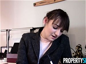 Property lovemaking Agent Makes intercourse vid With fortunate customer